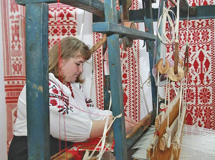 Поліське місто тепер стало єдиним виробником кролевецьких тканих рушників. Фото з сайту facebook.com/profesionalnytkaly